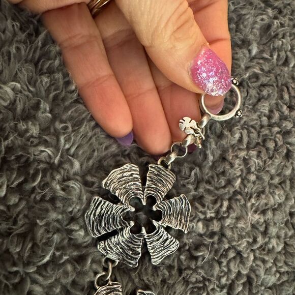 Intricate Silver Flower Bracelet - Picture 5 of 6
